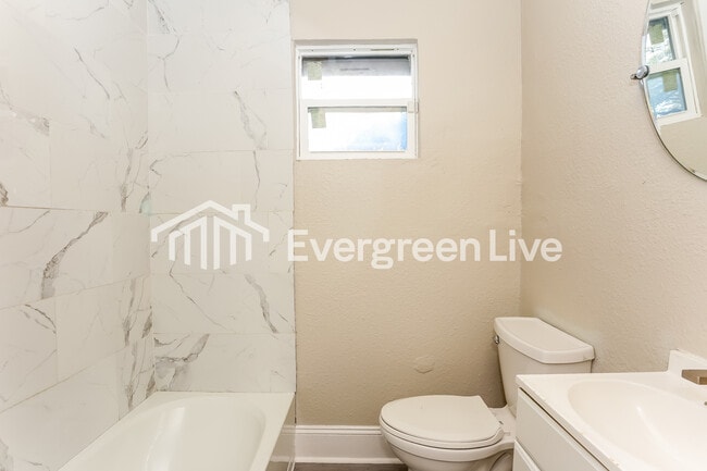 Building Photo - 808 Westbrook Rd