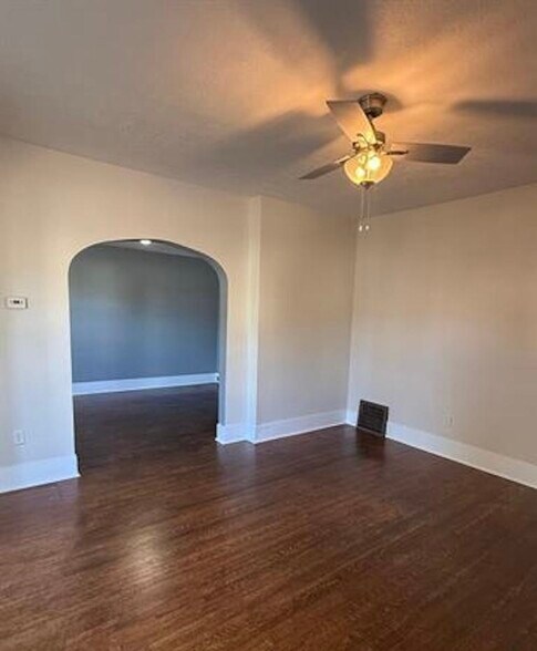 Building Photo - 427 S Prairie Ave