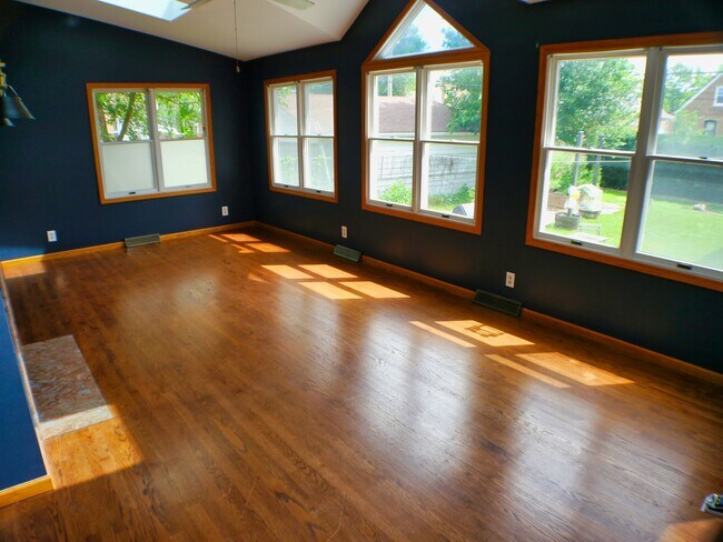 Building Photo - 9337 S Richmond Ave