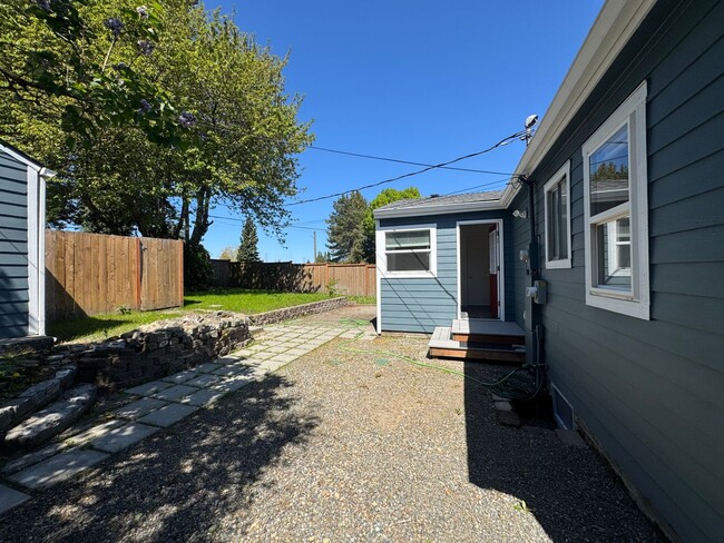 Building Photo - 3 Bedroom In East Tacoma!