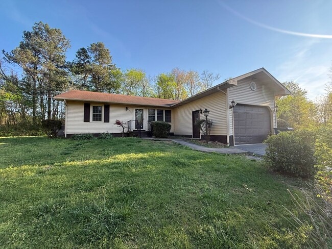 Building Photo - 2-3 Bedroom house with 2 bathrooms and garage