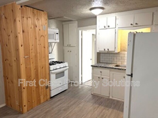 Building Photo - 404 S Burdick St