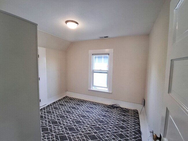Building Photo - 2321 Elm St