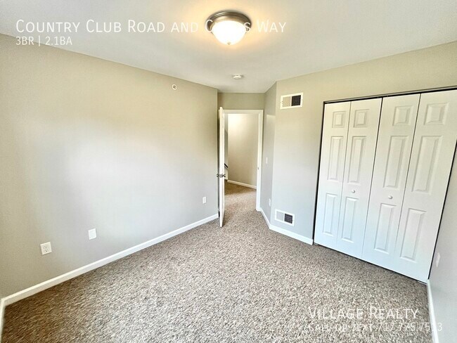 Building Photo - 705 Country Club Rd