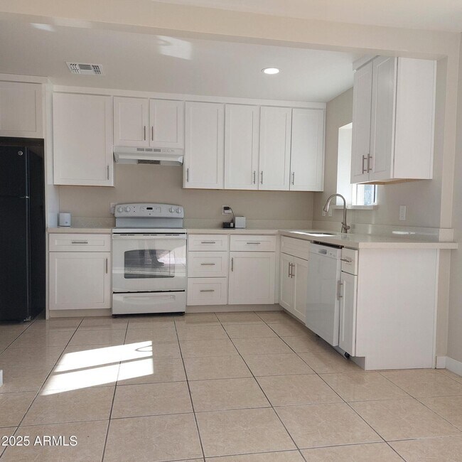 Building Photo - 3852 W Earll Dr