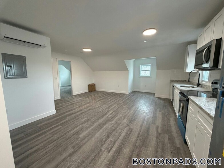 Building Photo - 197 S Main St