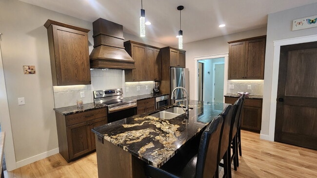 Building Photo - 5 Bedroom, 3 Full Bathroom House with 3 Ca...