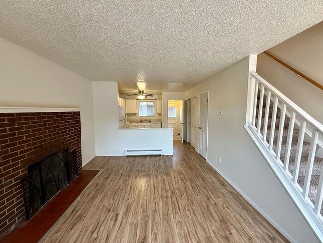 Building Photo - Beautiful 2 Bedroom Town Home! INCLUDED IN RENT: Water/Sewer/Gas/Trash