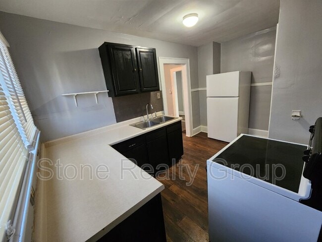 Building Photo - 715 3rd Ave