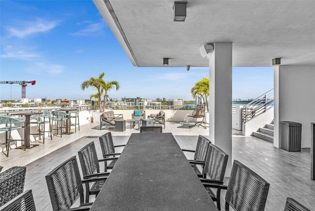 Building Photo - 9901 E Bay Harbor Dr