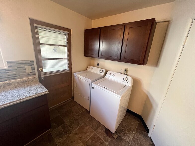 Building Photo - 3502 Dawes St