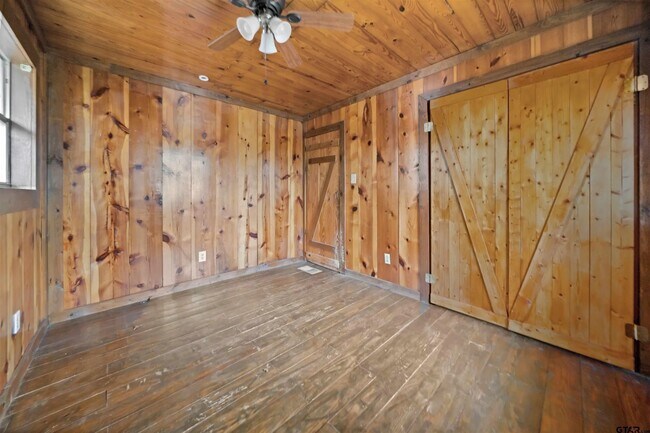 Building Photo - 20973 Lakeview Dr