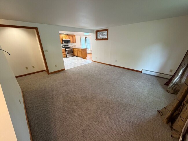 Building Photo - Beautiful 4 Bed / 2 Bath, Single Family Home. Close to Downtown Northampton!