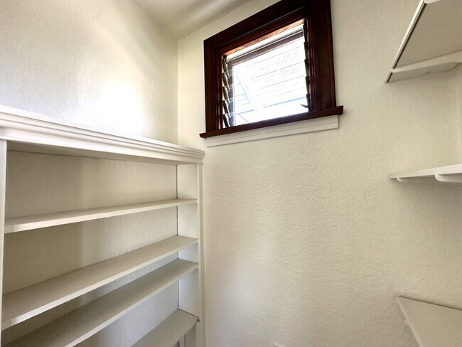 Building Photo - University Heights -Huge 1 Bedroom with Bonus Room/Bedroom and AC in Charming Vintage Building