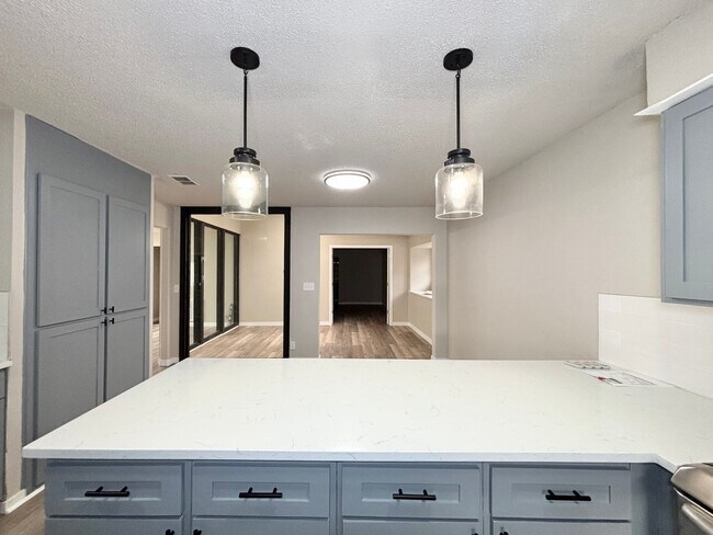 Building Photo - Windcrest Beauty for Rent!