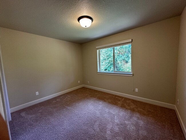 Building Photo - Beautiful 4-Bedroom Home in the Hills of W...