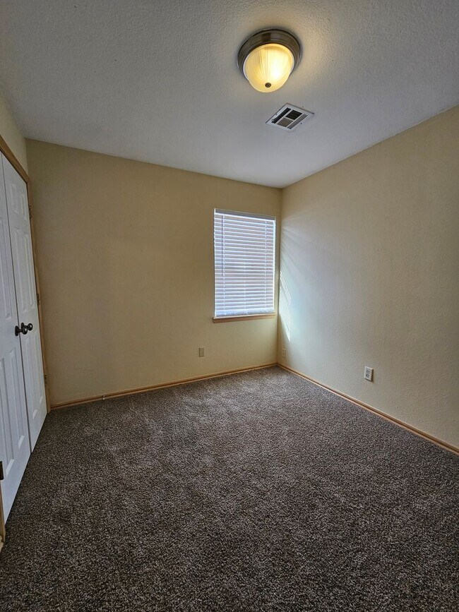 Building Photo - (4)Bed/(3)Bath in Moore w/ Shelter! Available NOW! Over 1700sqft!