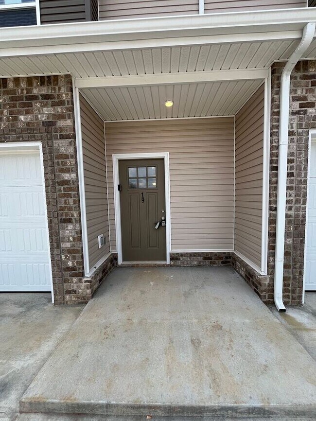 Building Photo - Charming 2-Bedroom Townhome with Modern Co...