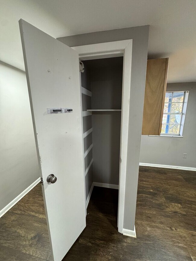 Building Photo - 542 5th Ave