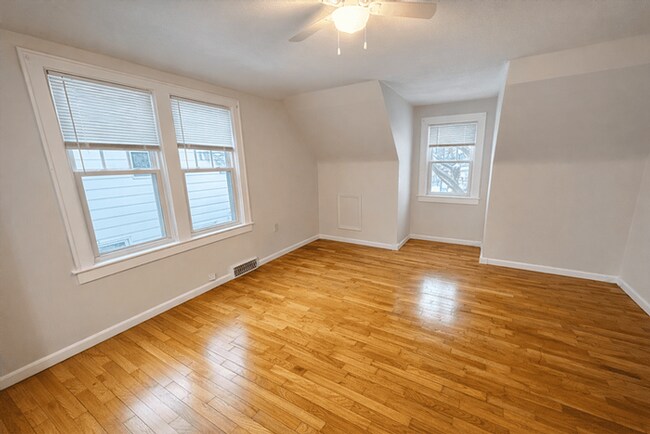 Building Photo - 532 E Greenlawn Ave