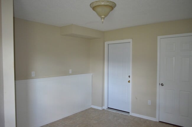 Building Photo - 4631-4633 Southampton Ct