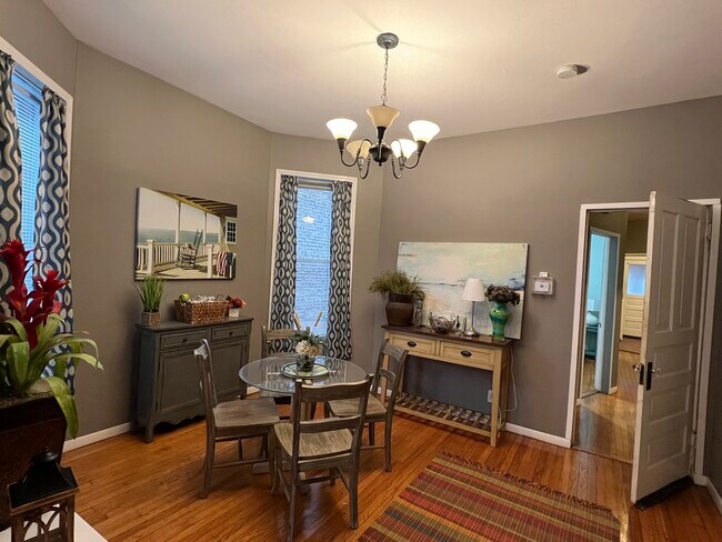 Building Photo - 1516 W Thome Ave