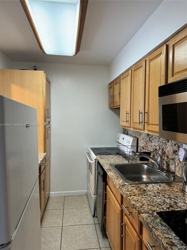 Building Photo - 2200 E Hallandale Beach Blvd