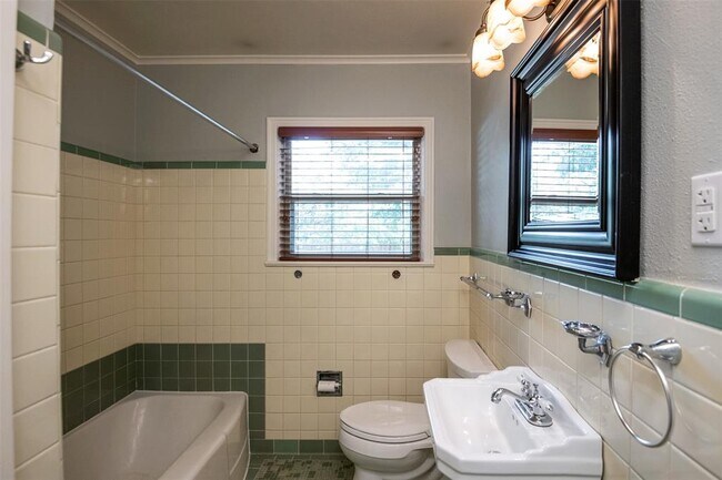 Building Photo - 3605 Park Ridge Blvd