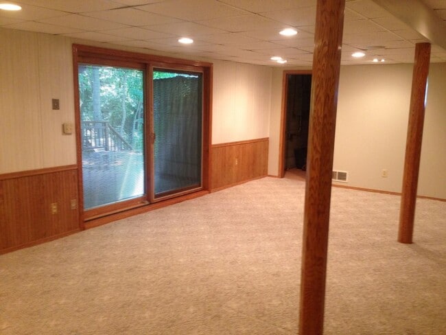 Building Photo - Large Home in Bellevue for Rent