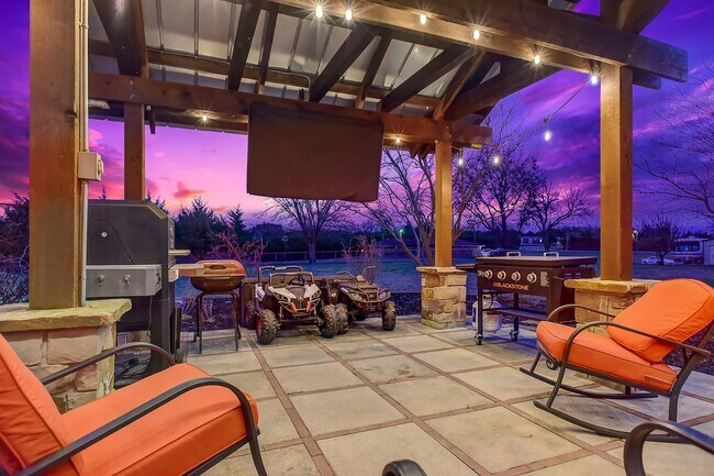 Building Photo - 105 Golden Rd