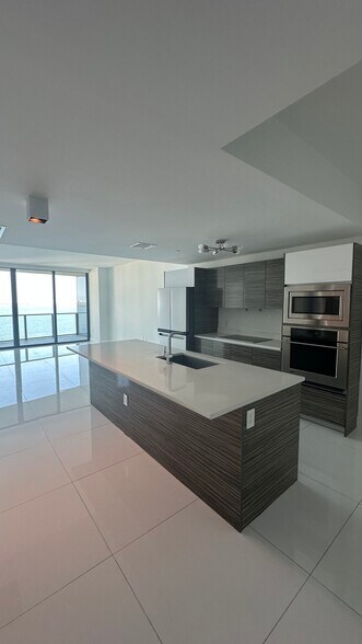 Primary Photo - 808 Brickell Key Dr