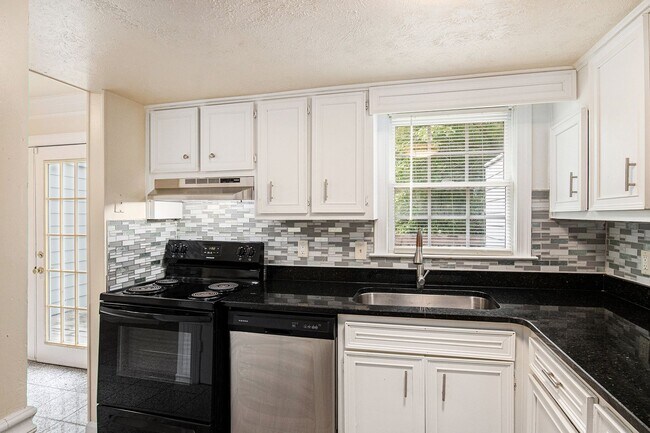 Building Photo - Spacious 3BR/2.5BA Townhouse in the Heart ...