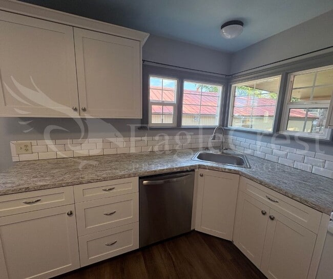 Building Photo - Two Bedroom House with Bonus Room Located ...