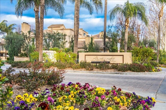 Building Photo - GREAT CONDO CLOSE TO VALENCIA MALL!