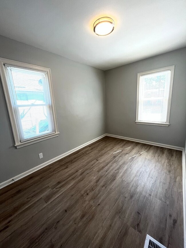 Building Photo - 3 Bedroom, 2 Bathroom Home With Garage Available for Pre-Lease!