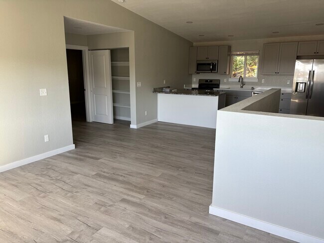 Building Photo - 682 Elm Ave