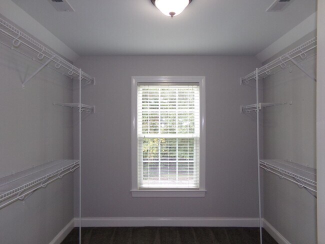 Building Photo - Beautiful Home in Indian Hills