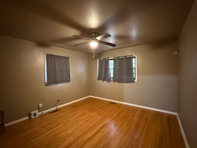 Building Photo - Enjoy your new 2 bedroom , 1 bath home wit...