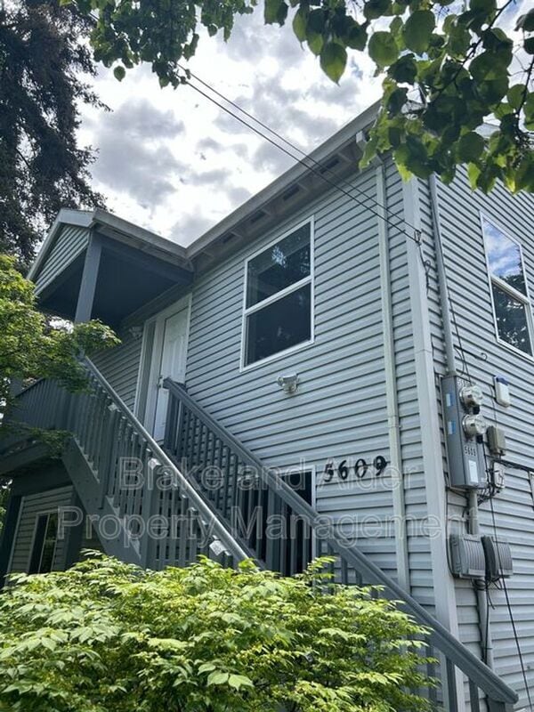 Building Photo - 5609 SE 117th Ave