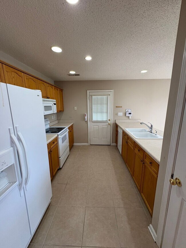 Building Photo - For Rent