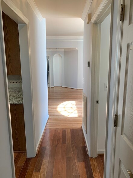 hall way - 5506 Phillipsburg Dr