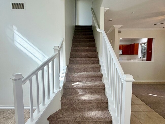 Building Photo - 3 be 2 bath Beautifully Updated Home in Gated Community