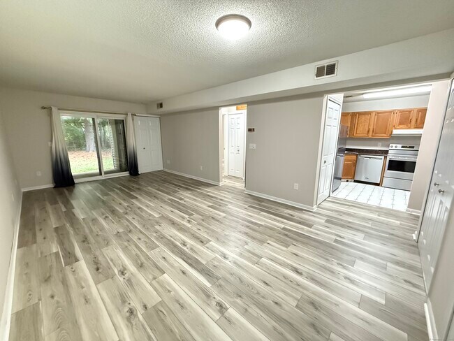 Primary Photo - 402 Twin Circle Dr