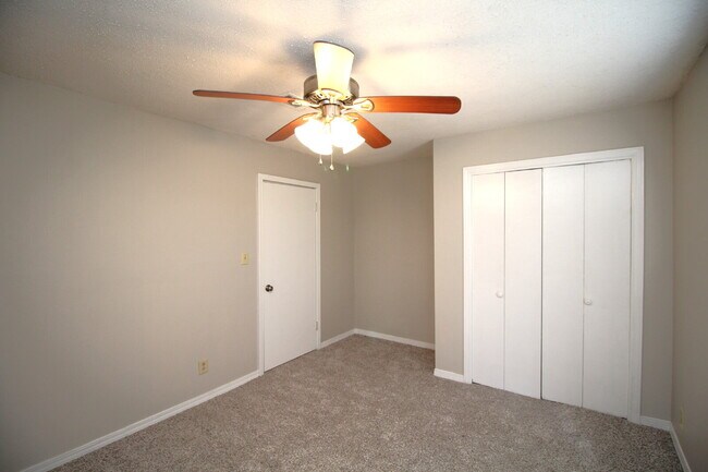 Building Photo - Updated 1-Bedroom Duplex in Bellview – New...
