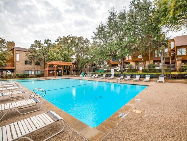 Building Photo - 2300 Balsam Dr