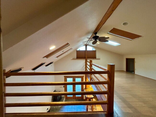 Building Photo - 3 Bedroom Home on Two Acres