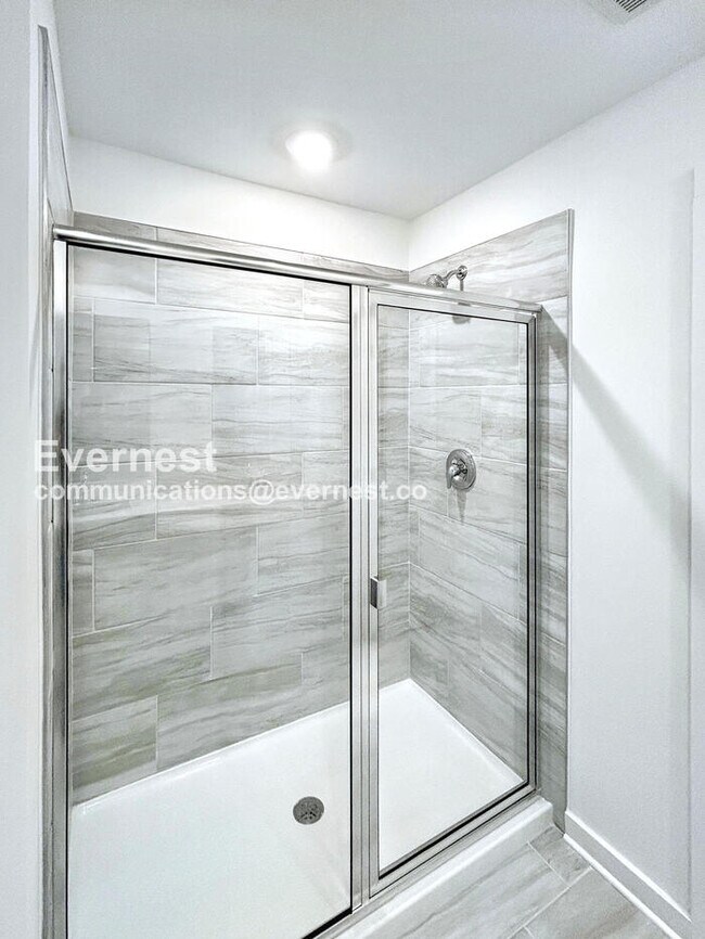 Building Photo - Application Fee WAIVED! Limited Time Special Offer - Split your security deposit payment.  5 Bed/...