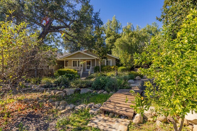 Building Photo - East End Hideaway