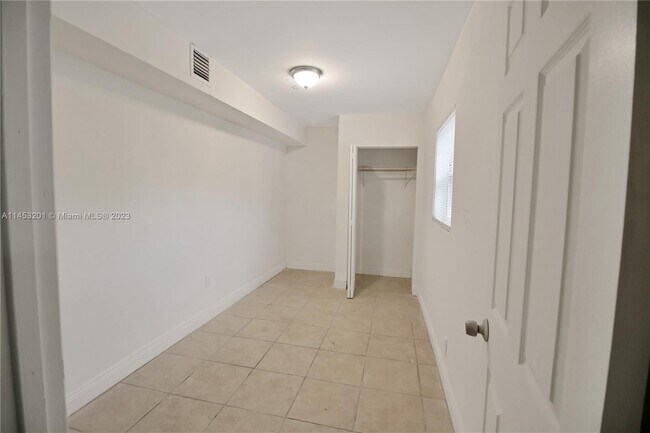 Building Photo - 1160 W 26th Ct