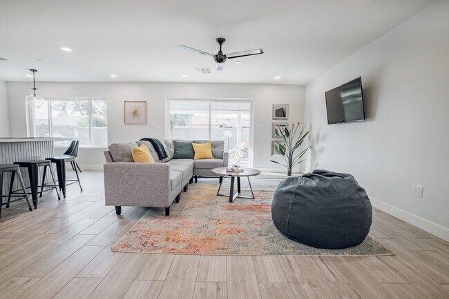 Building Photo - NO HOA Heated Pool-Gorgeous 3bed/2bath Home in Old Town Scottsdale